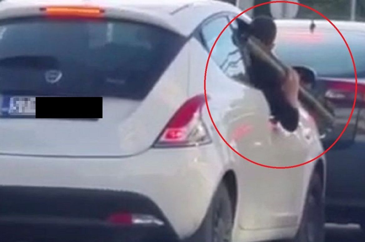 Pljačkaš bankomata u Sukošanu snimljen s bacačem raketa u automobilu!