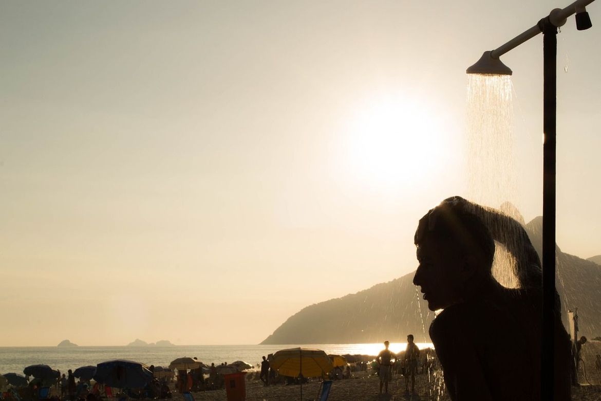 Zbog velike potrošnje vode, Krk uvodi naplatu tuširanja na plaži, poznata je i cijena