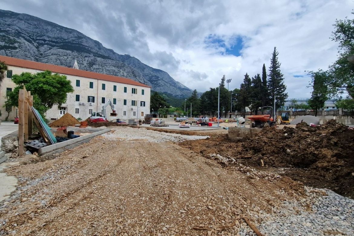 Fratri u Makarskoj popilali stabla u parku da bi izgradili parkiralište s naplatom