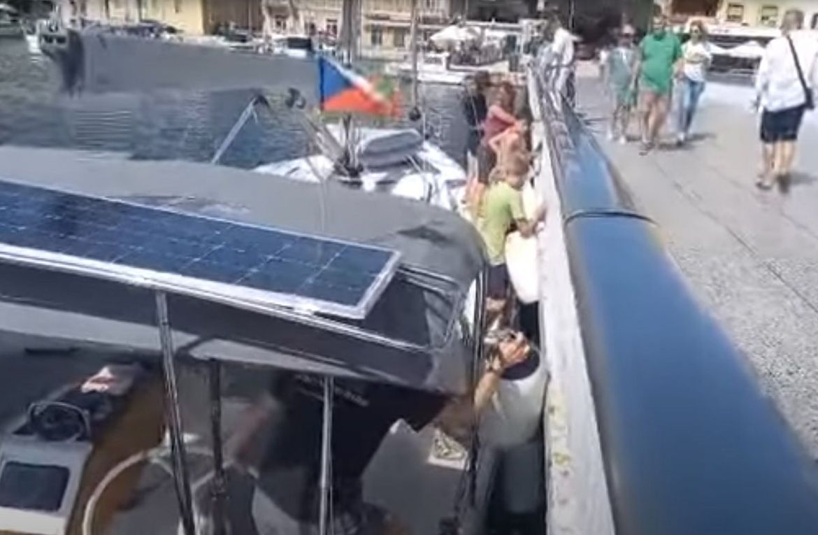 Česi se jedrilicom zabili u zadarski most, izvlačila ih podmornica!