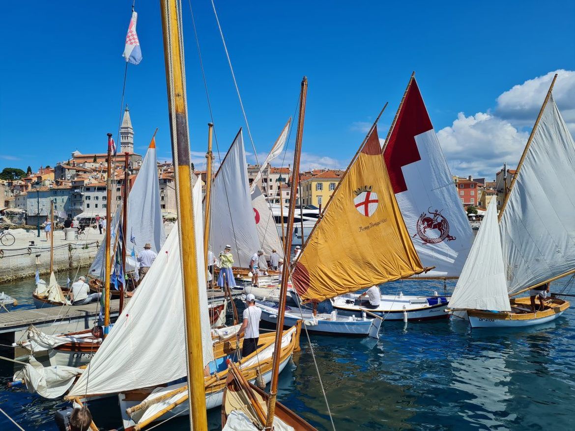 FOTO S velikog mola krenula 17. Rovinjska regata tradicijskih barki