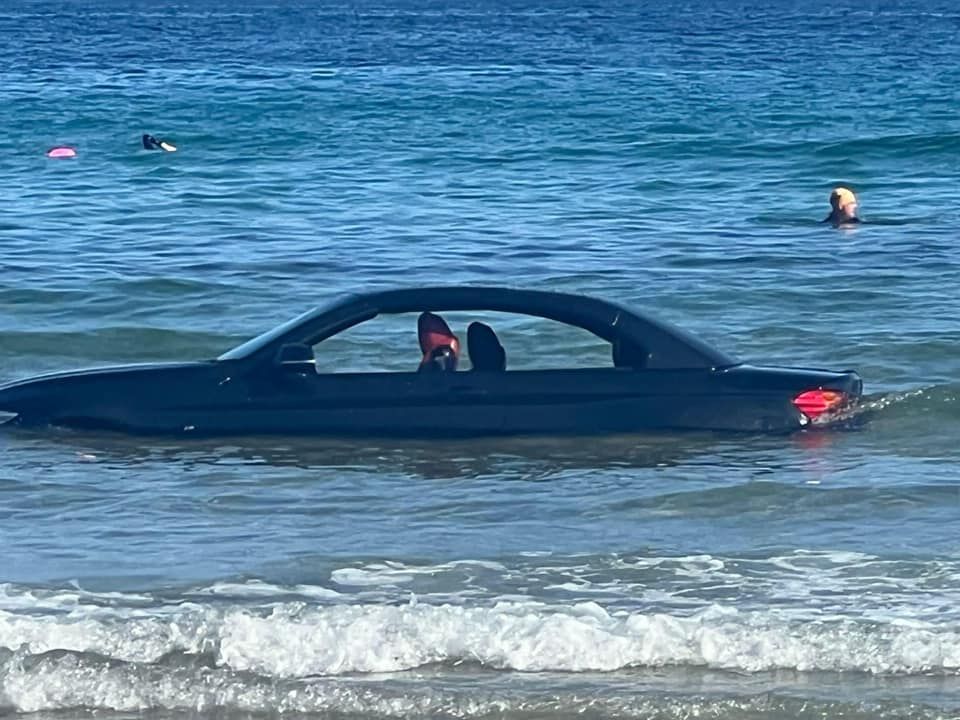 Parkirao BMW na plažu, ali nije računao na plimu...