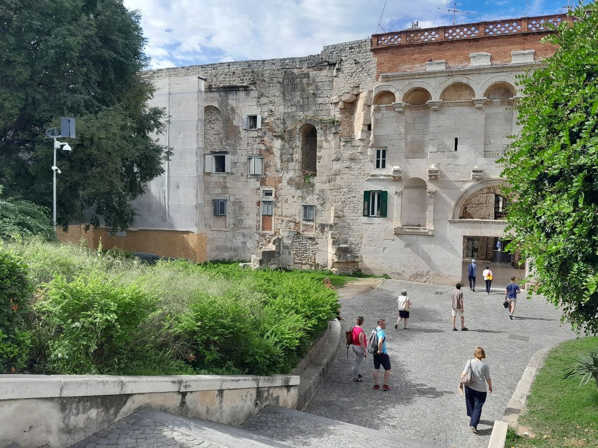 Počeli radovi na obnovi polovice pročelja istočnog dijela Dioklecijanove palače