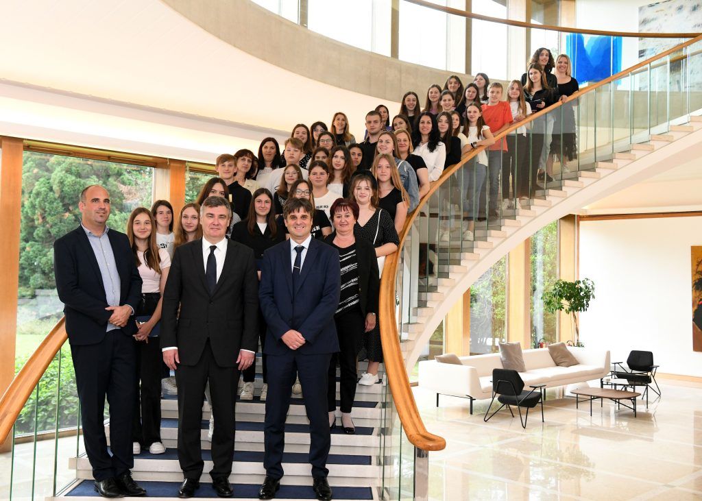 Predstavnici Gradskog vijeća mladih Grada Labina na ćakuli s predsjednikom Milanovićem