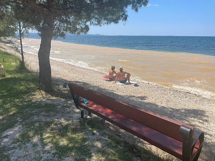 GRADE BAZENE I OTPAD TRPAJU U MORE Ekološki incident kod zadarskog Zatona