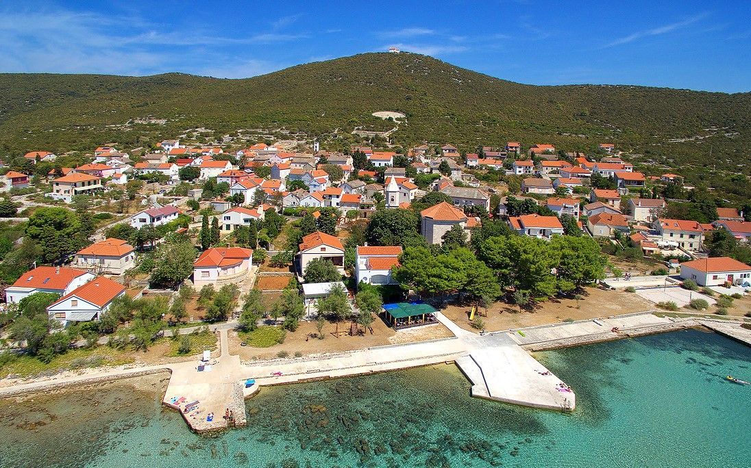 Zadar organizirao akciju sakupljanja otpada na otoku Istu, u okviru ekološkog projekta ''Od izvora do mora''