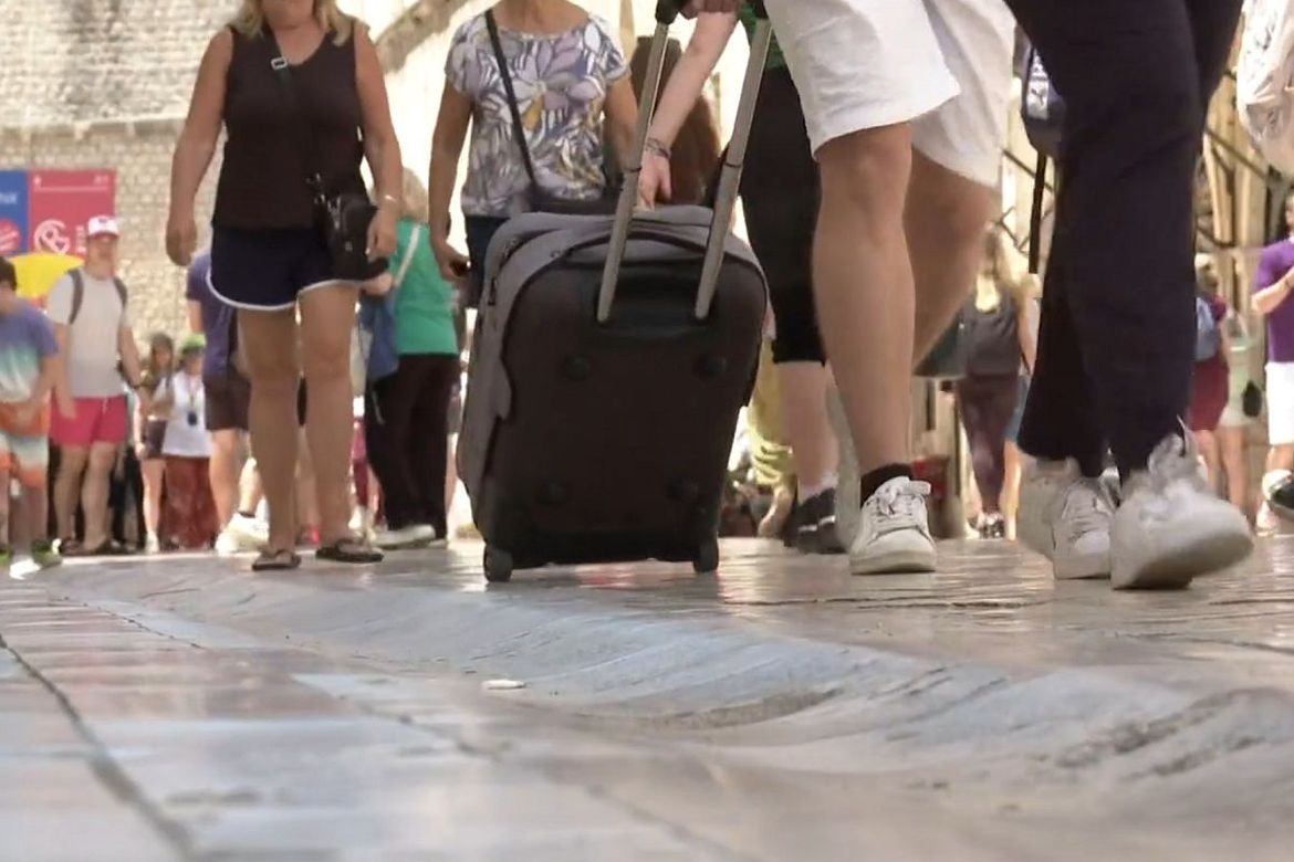 NEMA VIŠE KOTAČIĆA Turisti će u Dubrovniku do hotela morati nositi svoje kofere