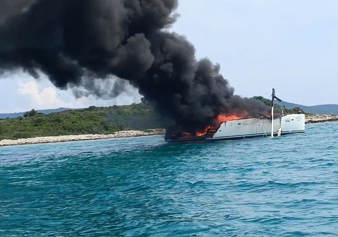 FOTO Katamaran na kojem je izbio požar, potonuo kod Drvenika Velog