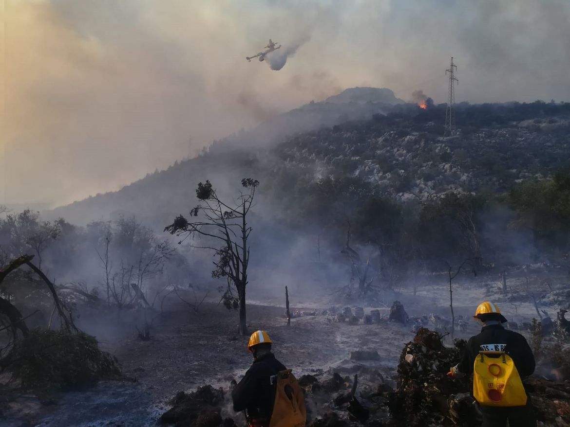 VIDEO Na požar kod Grebaštice stigla 3 kanadera, 43 vatrogasca i 13 vozila