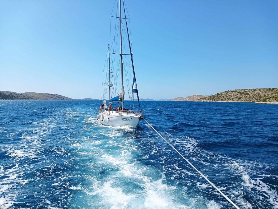 FOTO Spašeni talijanski jedriličari u Kornatima: "Skiper ima 91 godinu - Udarili su u nešto i imali prodor mora"