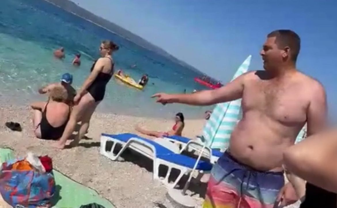 Slavonski turist na čije je dijete bačena ležaljka u Baškoj vodi: "Rekao sam mu: 'Zafitiljit ću i tebe u more...'"