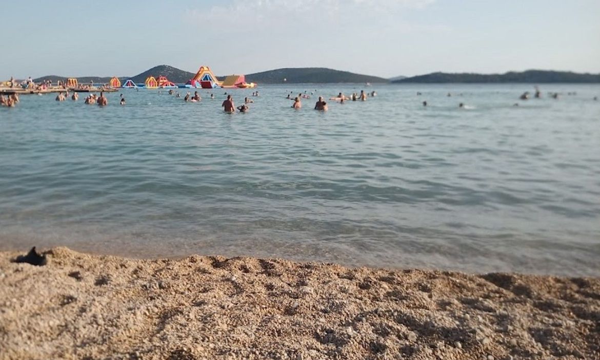 STRAVA U VODICAMA Žena umrla na plaži, a ljudi nisu ni primjetili: "Igrali su picigin!"
