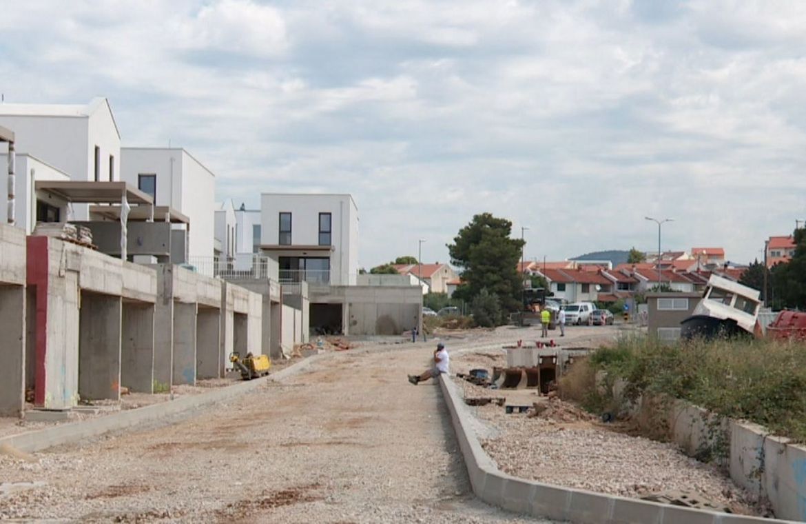 Na plaži Rezalište u šibenskoj Brodarici stvaraju se prometni čepovi