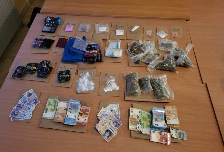 FOTO Policija na Zrću zaplijenila gomilu droge - Naplaćeno 24 tisuće eura kazni