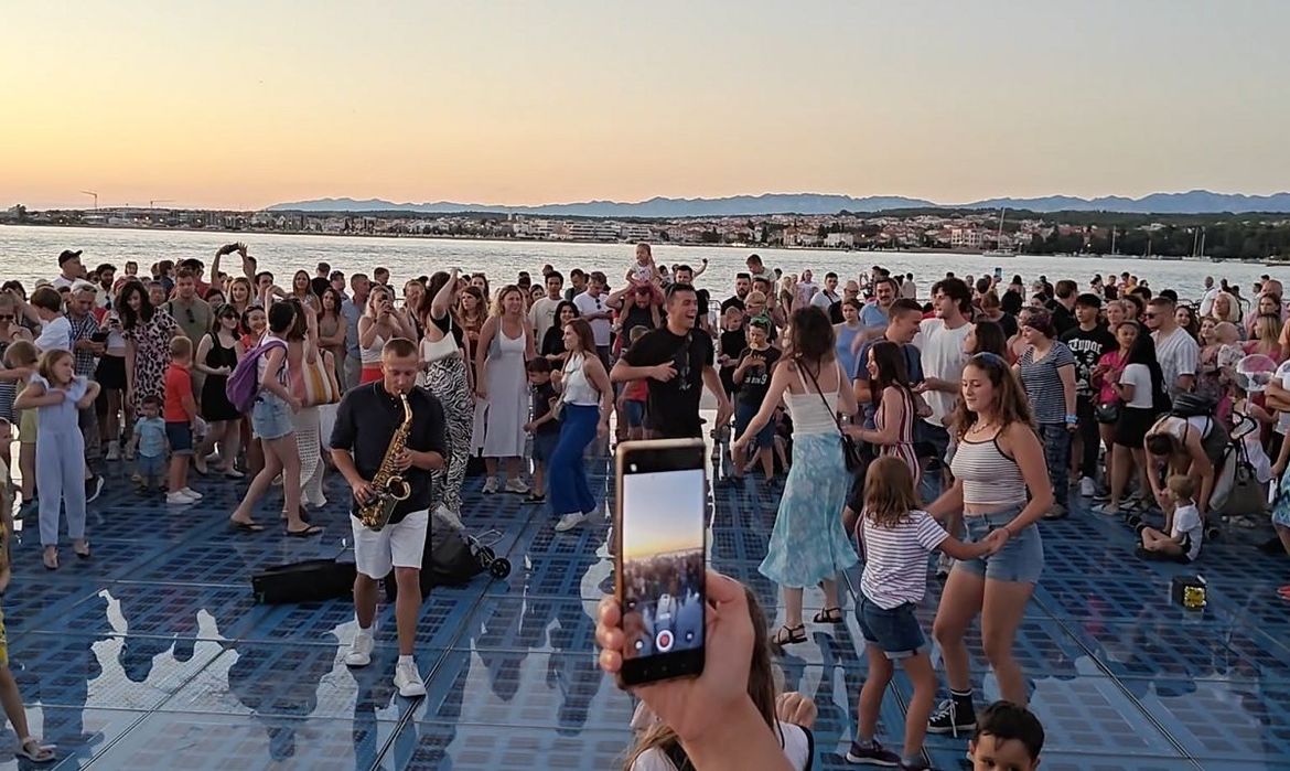 VIDEO Saksofon raspametio domaće i goste na zadarskom Pozdravu suncu!