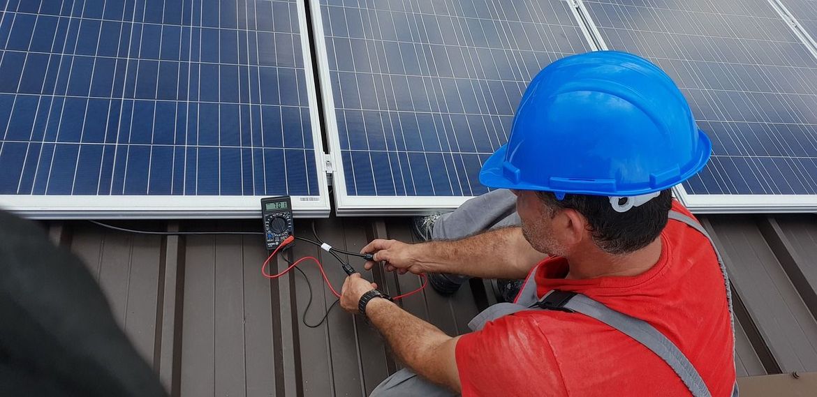 Na balkonima se sve češće vide solarni moduli koji smanjuju troškove električne struje - Isplate li se ili ne?