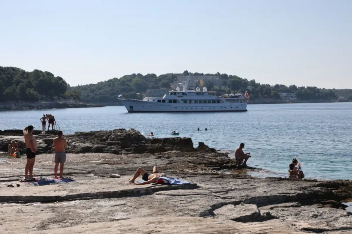 Lučka kapetanija Pula krenula u intervenciju - Mega jahte se vole sidriti u Gortanovoj uvali