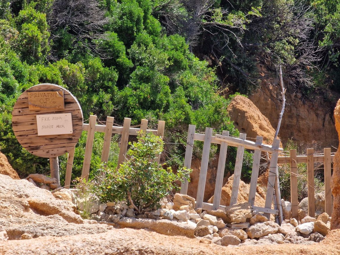 Obitelj šokirana prizorom na Rabu: "Gađa ljude praćkom i urla da je plaža njegova!"