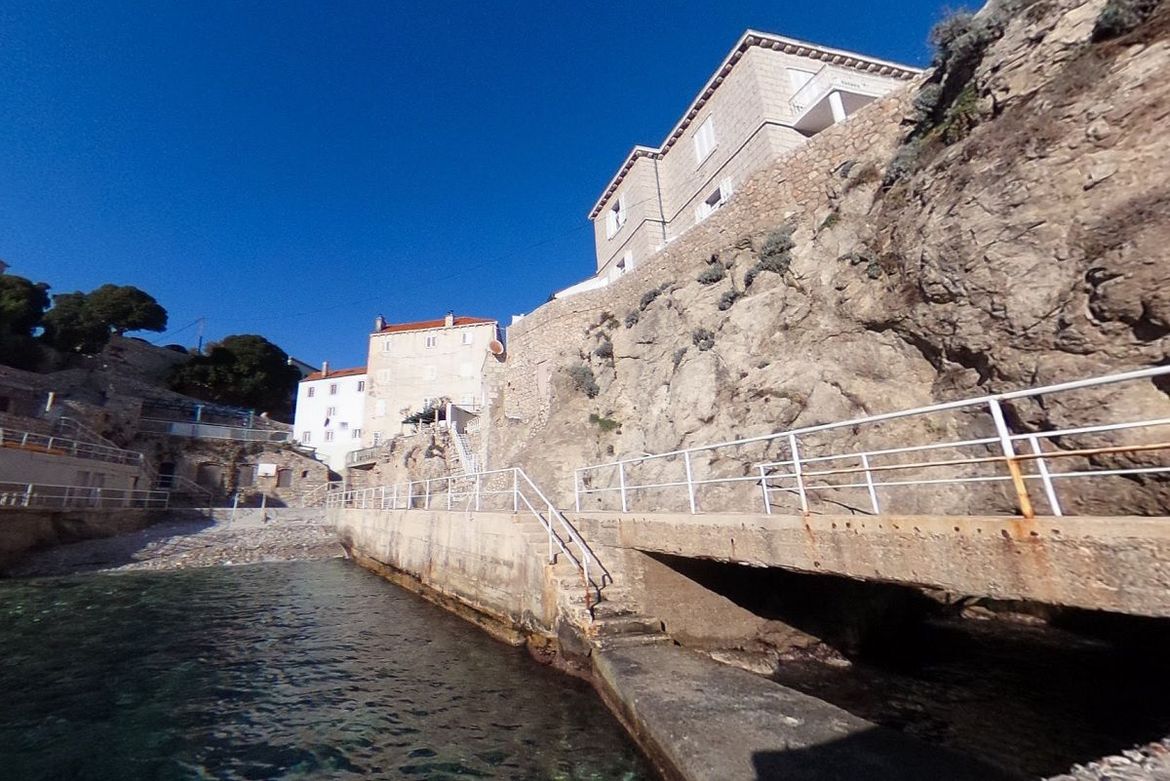 Muškarac i žena iz Australije koji su u Dubrovniku pali sa zida, bili mrtvi pijani