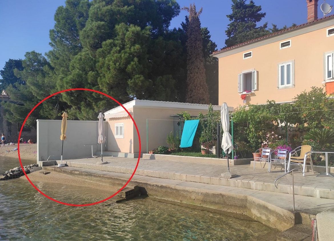 VISOKI ZIDOVI SVE DO MORA! Od kuće i apartmana na Cresu napravili neprobojan dvorac