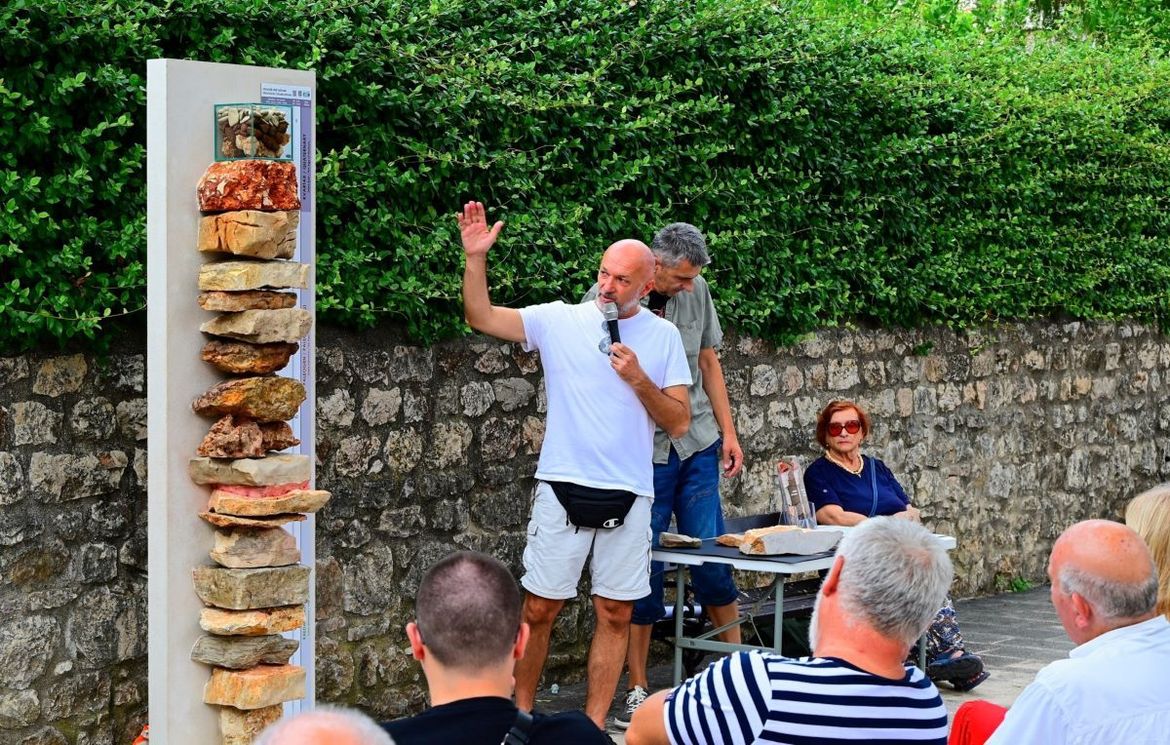 Svečano obilježeno postavljanje Geološkog stupa Sutivan