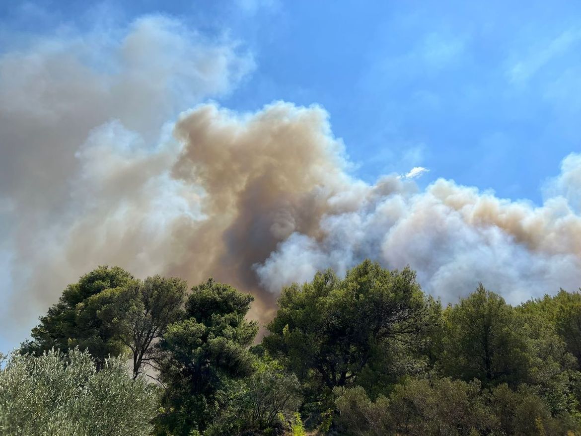 POŽAR NA HVARU Svi otočki vatrogasci na terenu, a stigao i kanader