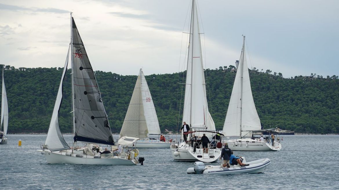 Održana 12. Kaštelanska regata! Bura pogurala jedrilice, guštalo i staro i mlado