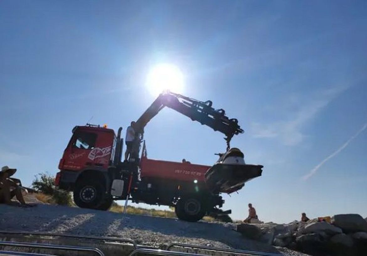 Kamion na splitskoj plaži došao među kupače da bi spustio jet ski u more