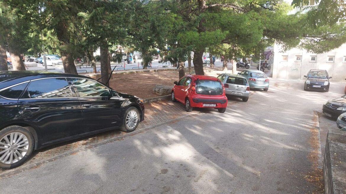 Moj auto treba više mjesta - pogledajte ovog "ležernog" Ukrajinca na splitskim Plokitama!