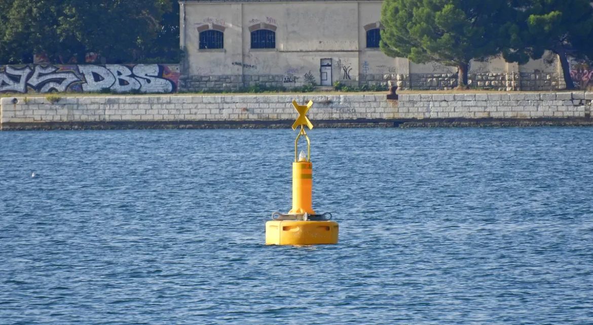 VIDEO U moru u Puli postavljena žuta bova - Označava lokaciju protubrodske mine iz Drugog svjetskog rata