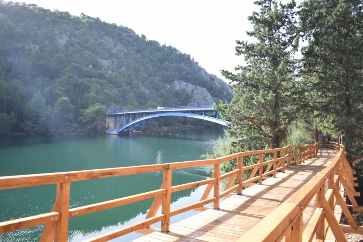 Novouređenom stazom ispod Skradinskog mosta prođite biciklom ili pješice