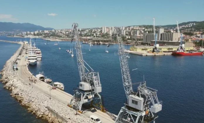 Riječke dizalice prkose jugu i buri te podsjećaju na neka davna vremena