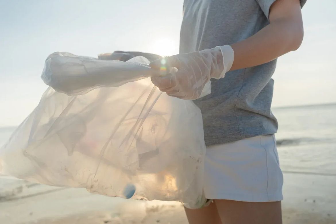 Na plaži Posat utvrđuje se sastav otpada razvrstan po kategorijama plastika, drvo, tekstil, guma, metal, staklo