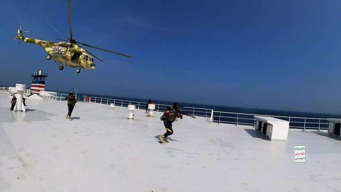 NEVJEROJATNA SNIMKA DESANTA Pirati sletjeli helikopterom i oteli teretni brod u Crvenom moru!