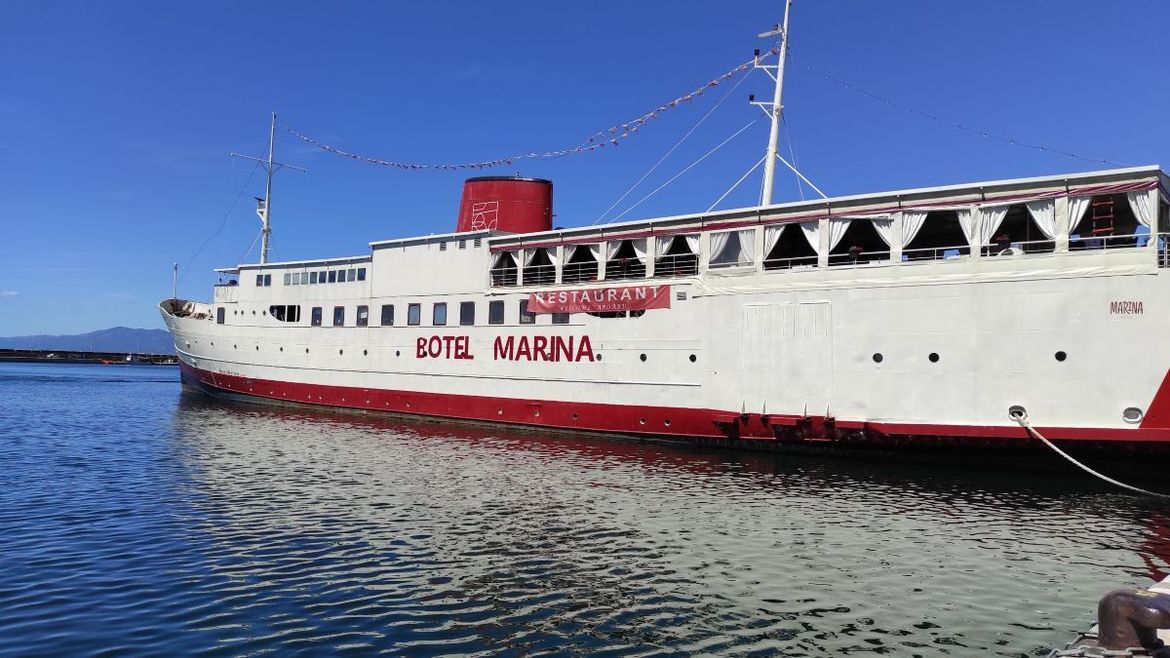 Botel Marina, popularan kao smještaj za mlađe turiste koji posjećuju Rijeku, privremeno napustio riječku rivu