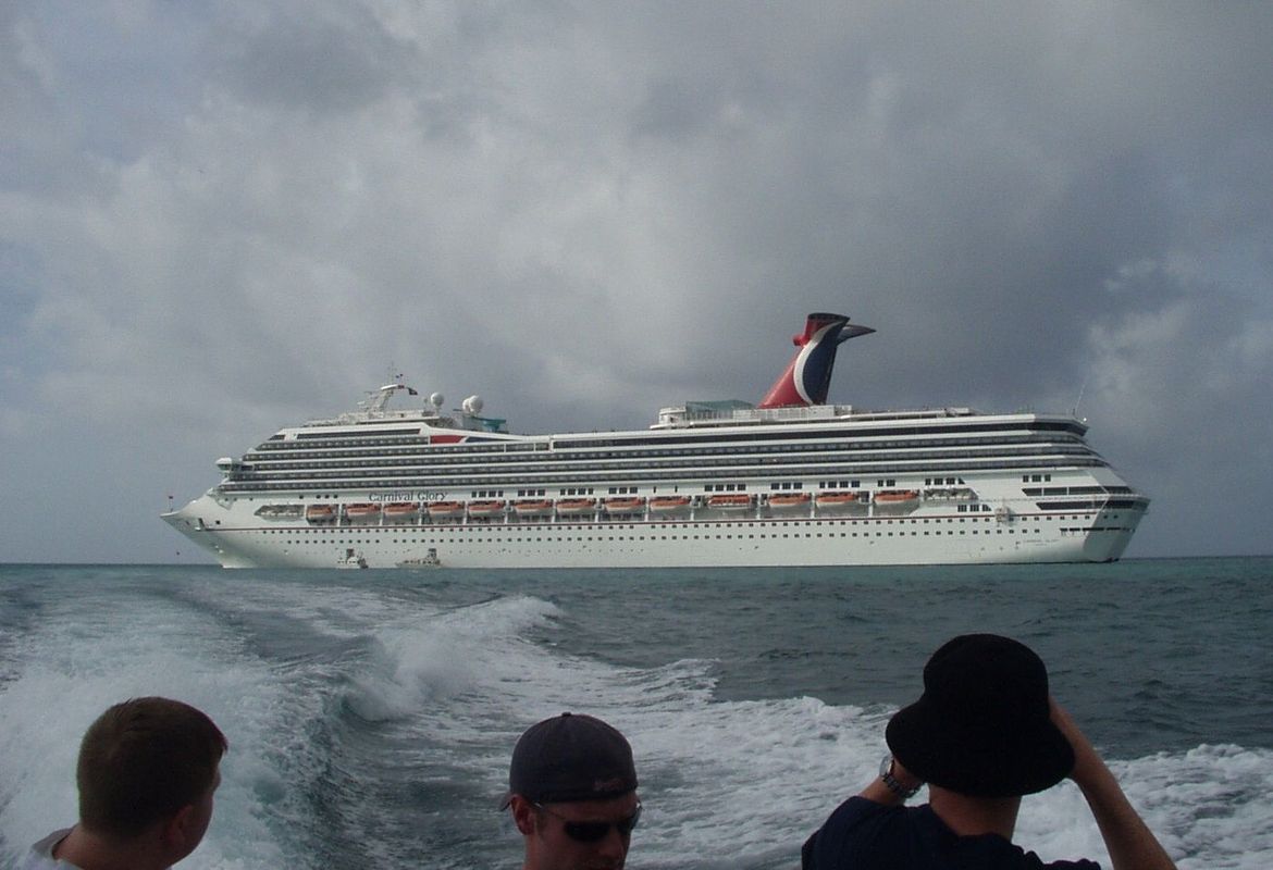 S paluba dvaju kruzera u more pale dvije osobe