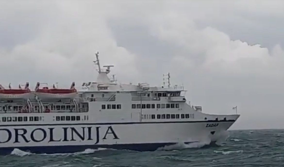 VIDEO Jadrolinijin trajekt Zadar isplovio iz splitske luke uz zvižduke juga i olujne valove
