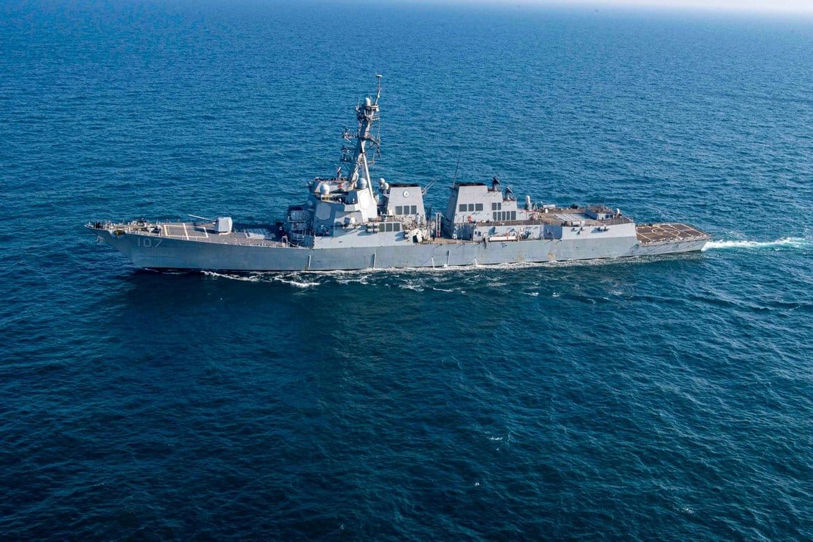 Raketa pogodila kontejnerski brod u Crvenom moru, američki vojni brod srušio još dvije rakete