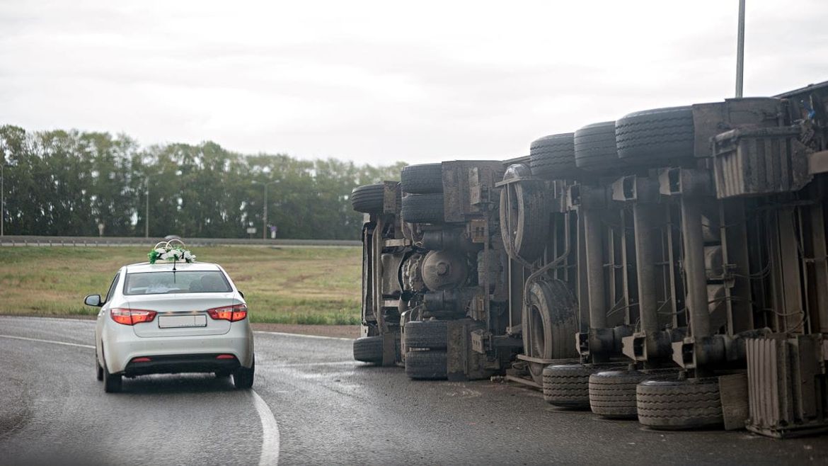 Ukrajinac ignorirao zabranu prometa, pa mu bura prevrnula kamion