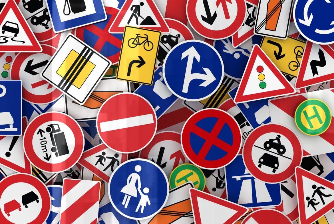 BOŽE, DAJ MI ZNAK! Po Kaštelima lopovi mažnjavali prometnu signalizaciju, a ukrali su i lift!