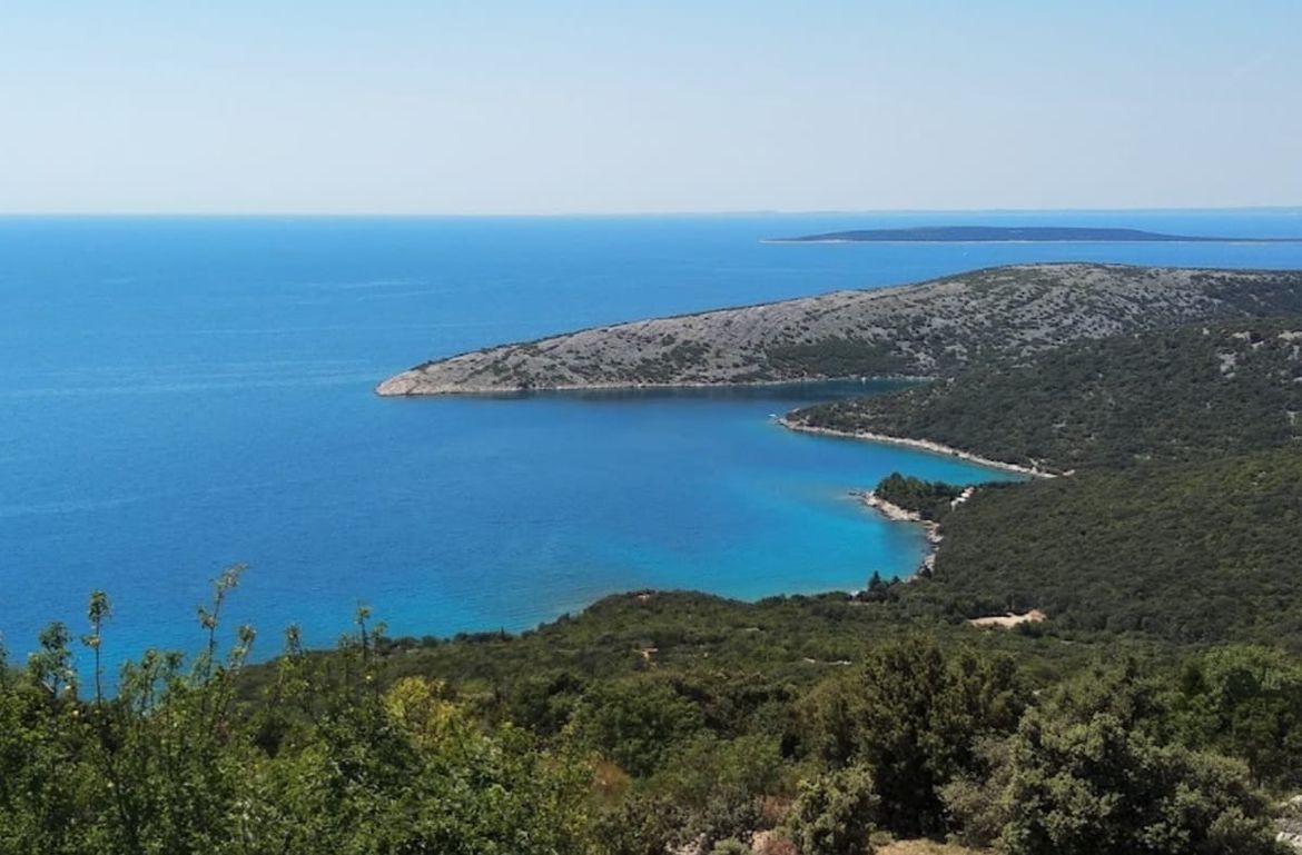 Otočani s Cresa i Lošinja pokrenuli peticiju za spas netaknute uvale od ribogojilišta: "Privatnim kapitalom i pogodovanjem se uništava malo mjesto i priroda!"