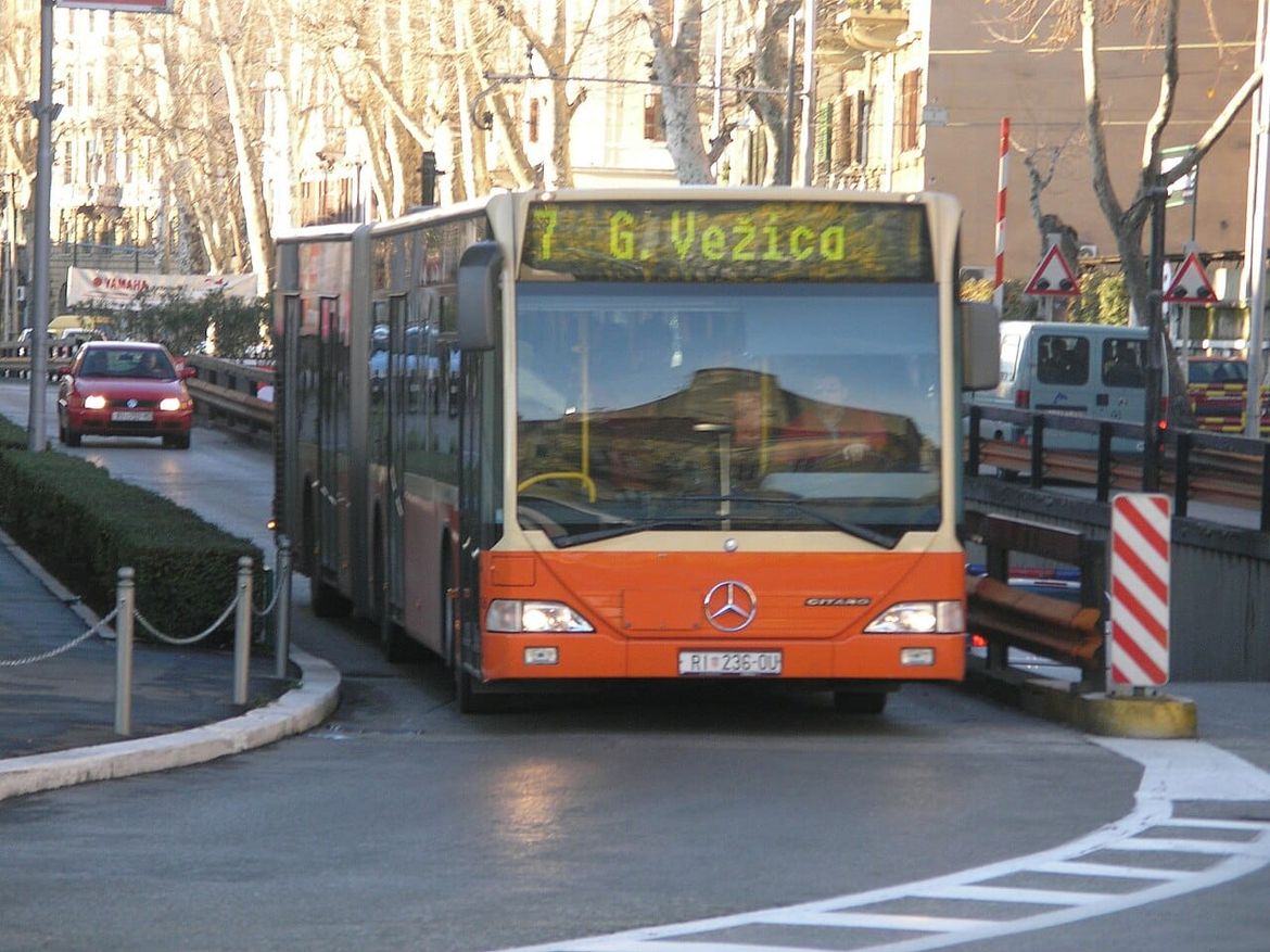 Teška prometna nesreća u Rijeci - Autobus pregazio pješakinju