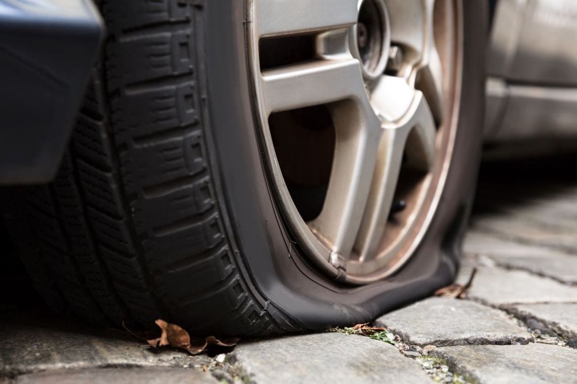 Uhićeno troje vulkanizera zbog bušenja auto guma u Rijeci