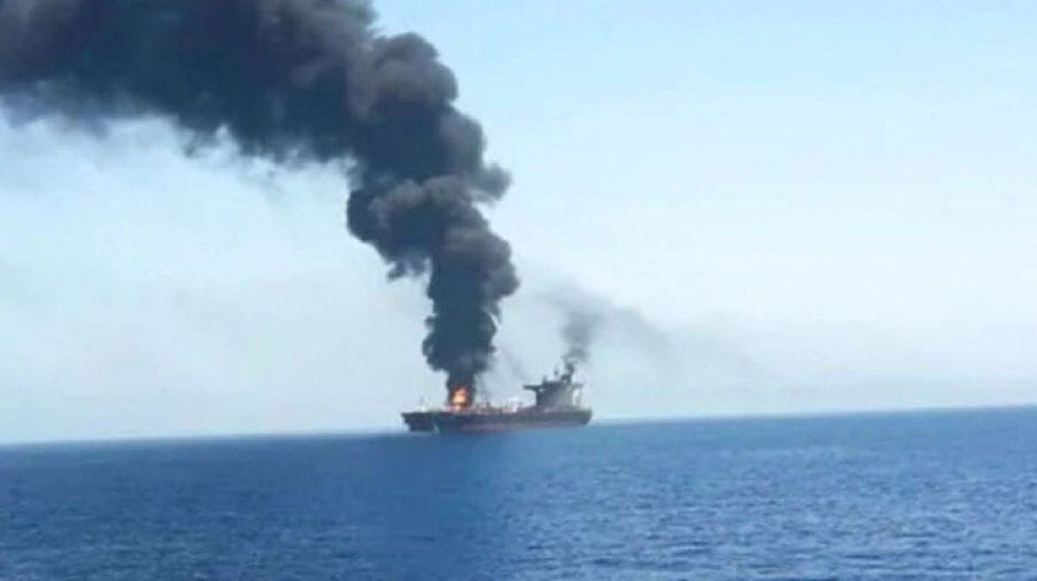 Huti pogodili i zapalili tanker projektilom - Vojni brodovi pozvani u pomoć