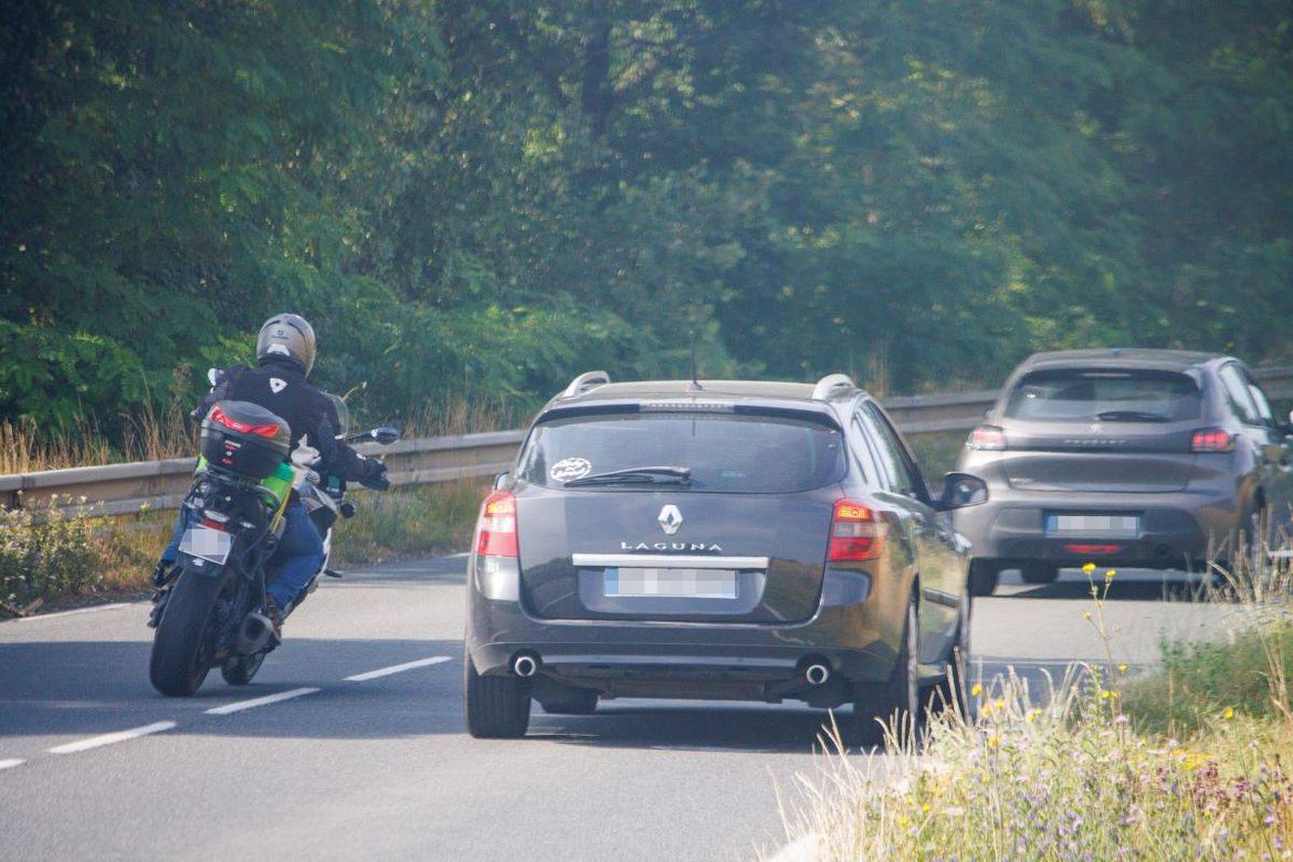 Filmska potjera kod Biograda - Motociklist bježao policiji, pretjecao kolonu, pa udario u automobil