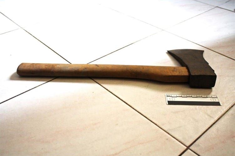 Mrtav pijan mahao sjekirom po istarskom gradiću