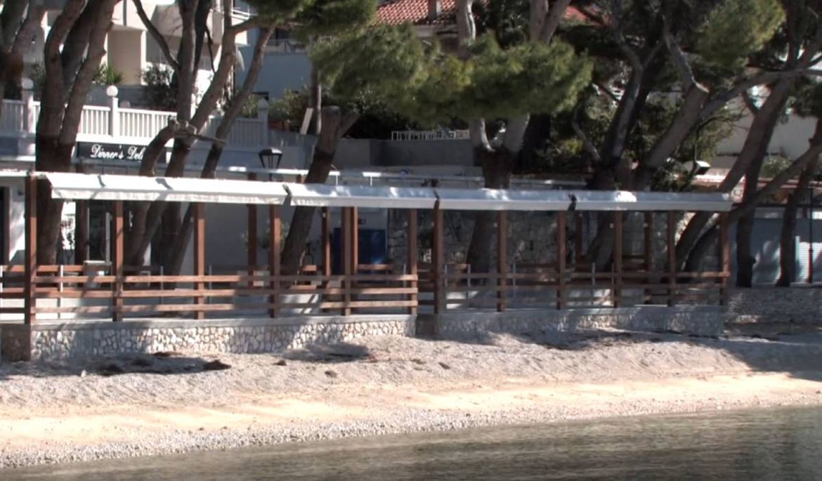 NEMA VIŠE PLASTENIKA NA PLAŽAMA Makarska naredila uklanjanje ograđenih kafića na pomorskom dobru