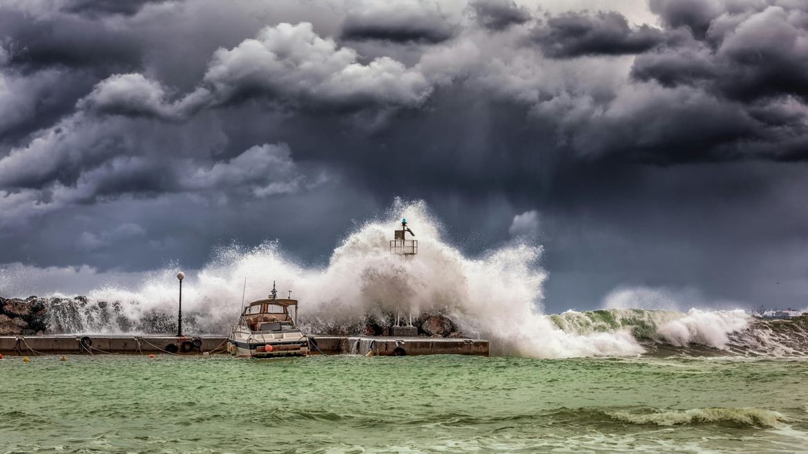 NARANČASTI METEOALARM Olujni udari juga, prekinute brodske linije i puno kiše - vrijeme je opasno!