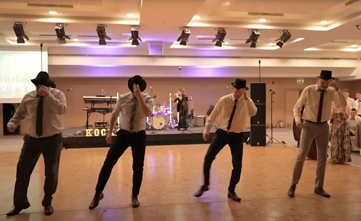 VIDEO Profesori splitske gimnazije oduševili svoje maturante plesnim iznenađenjem