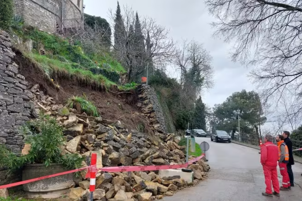 Oborine su urušile zid iznad Aleje velikana u Labinu
